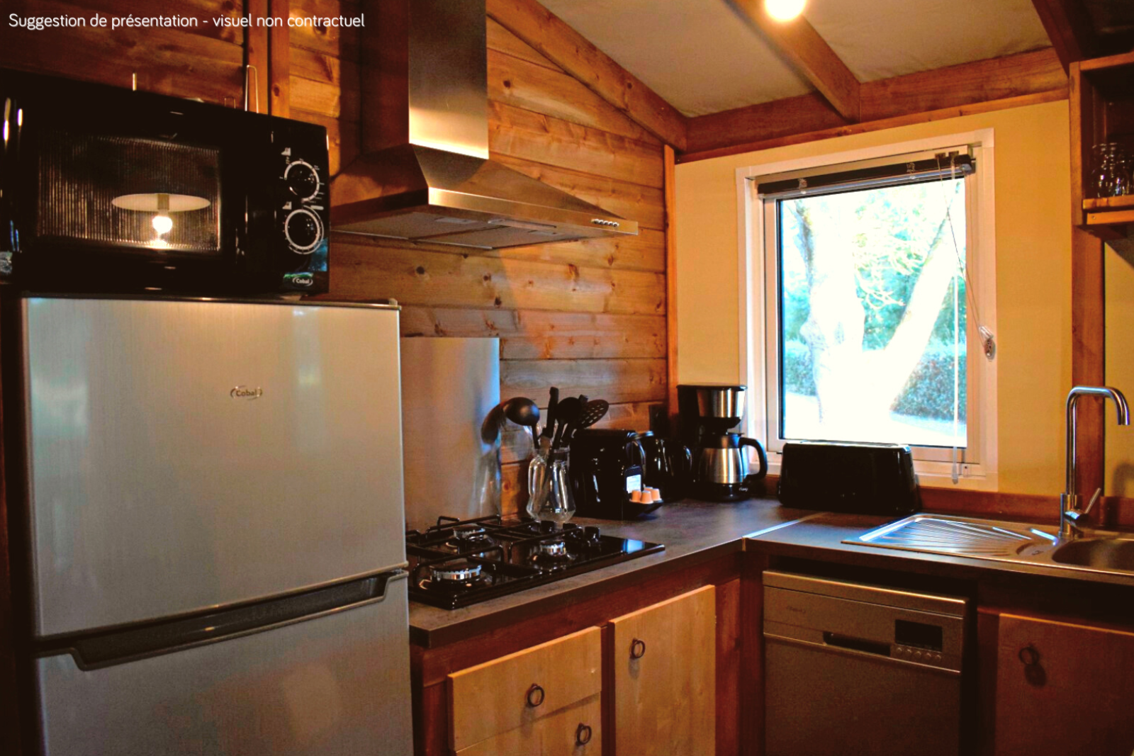 Moderne keuken in de VIP Premium Lodge bij Flower Camping La Plage, Frankrijk, met houten wandpanelen.