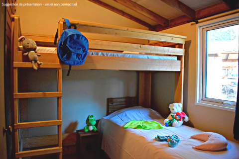 Børneværelse i VIP Premium Lodge på Flower Camping La Plage, med køjesenge, bamser og vindue.