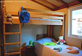 Børneværelse i VIP Premium Lodge på Flower Camping La Plage, med køjesenge, bamser og vindue.
