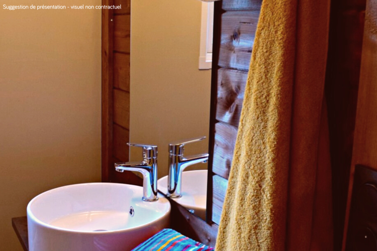 Baño moderno en VIP Premium Lodge en Flower Camping La Plage, Francia, con lavabo y toalla amarilla visible.