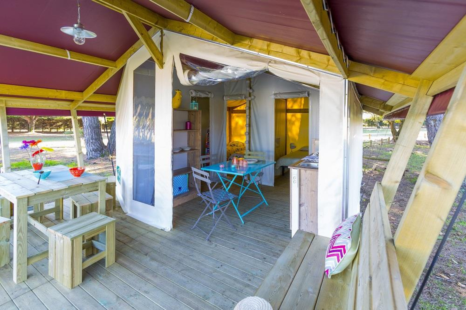Safari tent Freeflower Standard bij Flower Camping Cap Finistère in Frankrijk met houten meubels en terras.