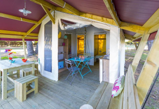 Safari tent Freeflower Standard bij Flower Camping Cap Finistère in Frankrijk met houten meubels en terras.