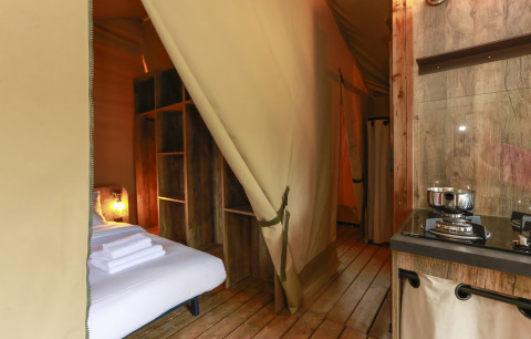 Innenaufnahme des Safari-Zeltes Tent Lodge Confort auf dem Flower Camping Le Vieux Moulin in Frankreich.