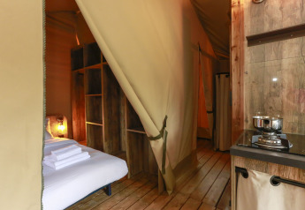 Innenaufnahme des Safari-Zeltes Tent Lodge Confort auf dem Flower Camping Le Vieux Moulin in Frankreich.