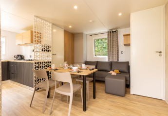 Pièce à vivre moderne dans une Stacaravan Premium au Flower Camping Le Vieux Moulin en France.