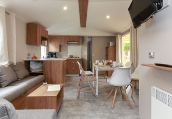 Espace salon et cuisine moderne du Stacaravan Premium au Flower Camping Le Vieux Moulin en France.
