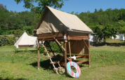 Safari tent on stilts named Standaard bivak op palen at Flower Camping Mas de Champel in France.
