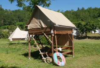 Tente safari sur pilotis nommée Standaard bivak op palen au Flower Camping Mas de Champel en France.