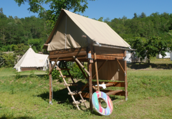 Tienda safari elevada llamada Standaard bivak op palen en Flower Camping Mas de Champel en Francia.