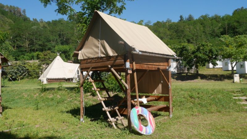 Safari-Zelt auf Stelzen namens Standaard bivak op palen bei Flower Camping Mas de Champel in Frankreich.