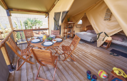 Safari-Zelt Bali Safari Tent auf Flower Camping Mas de Champel in Frankreich mit Terrasse und Schlafzimmer.