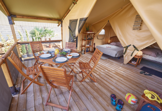 Safari-Zelt Bali Safari Tent auf Flower Camping Mas de Champel in Frankreich mit Terrasse und Schlafzimmer.