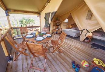 Safari-Zelt Bali Safari Tent auf Flower Camping Mas de Champel in Frankreich mit Terrasse und Schlafzimmer.