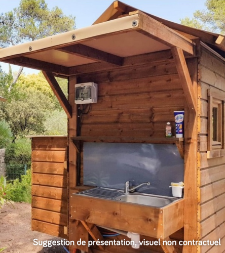 Cuisine extérieure en bois avec évier au Bali Safari Tent du Flower Camping Mas de Champel en France