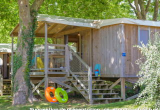 CosyFlower Premium lodge bij Flower Camping Mas de Champel in Frankrijk, met houten terras en kinderspeelgoed.