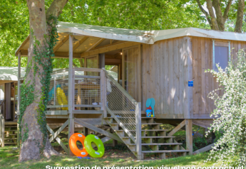 Lodge CosyFlower Premium al Flower Camping Mas de Champel in Francia, con terrazza in legno e giochi per bambini.