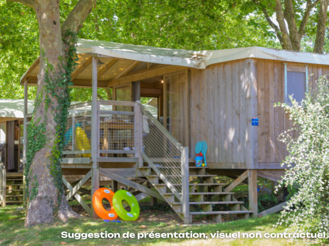 Lodge CosyFlower Premium al Flower Camping Mas de Champel in Francia, con terrazza in legno e giochi per bambini.