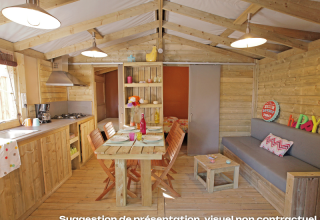 Gezellig, licht interieur van de CosyFlower Premium lodge bij Flower Camping Mas de Champel, Frankrijk.