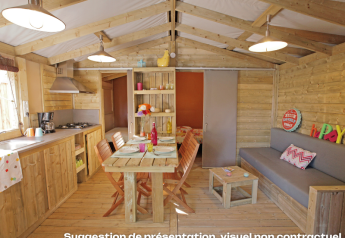 Interno luminoso e accogliente del lodge CosyFlower Premium al Flower Camping Mas de Champel in Francia.