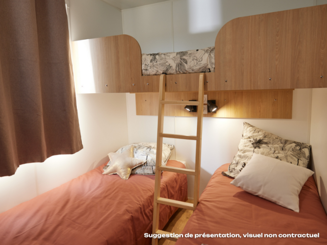 Glampingkamer met twee eenpersoonsbedden, een bovenste stapelbed en een houten ladder in het midden.