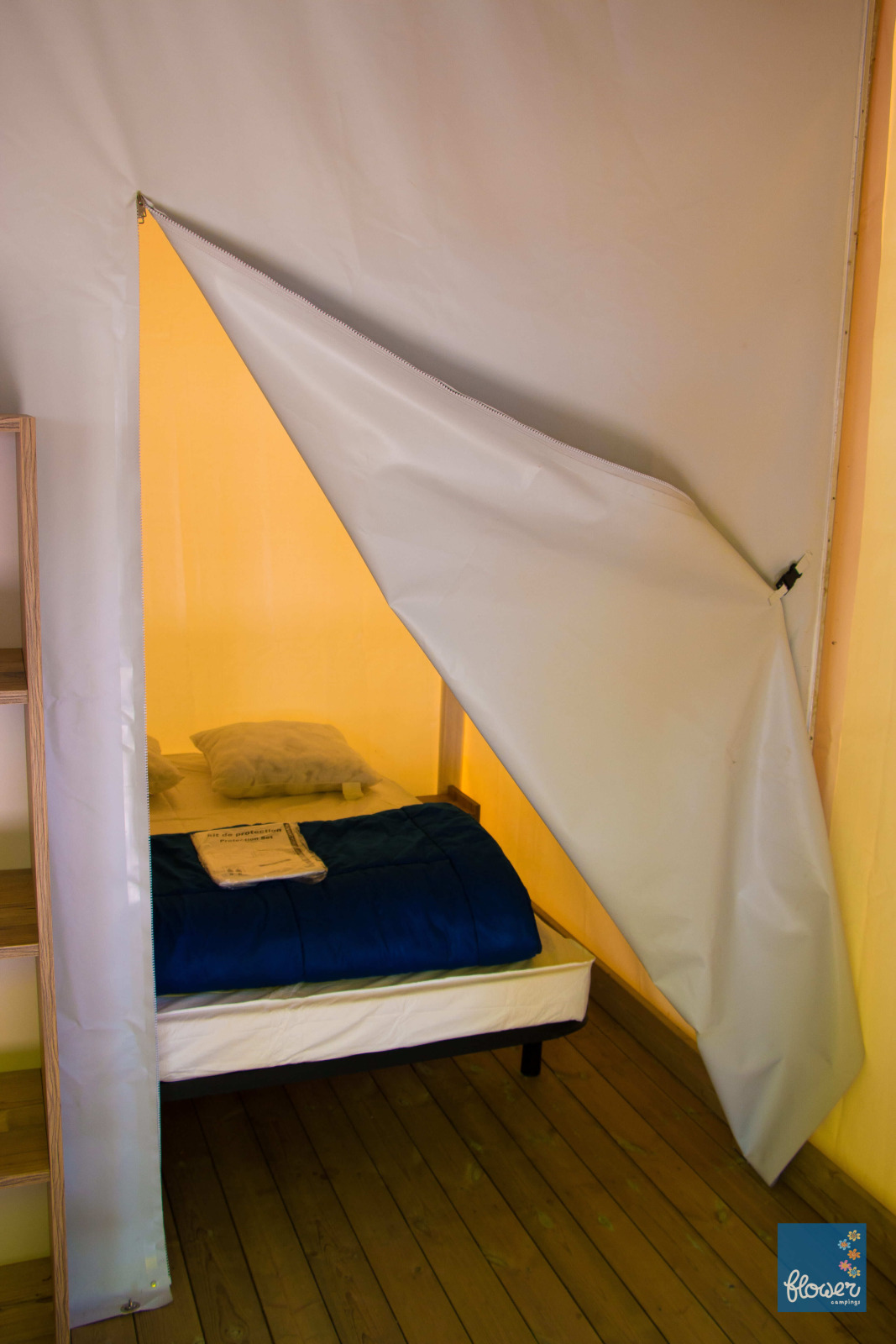 Interieur van een Funflower Standaard kamer bij Flower Camping Les Paludiers in Frankrijk.