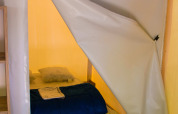 Vista interior de una habitación Funflower Standaard en Flower Camping Les Paludiers, Francia.