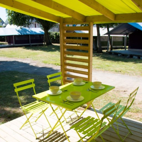 Buiten eettafel bij Funflower Standaard, Flower Camping Les Paludiers in Frankrijk, met groene stoelen.