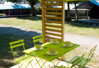 Tavolo da pranzo all'aperto presso la cabina Funflower Standaard, Flower Camping Les Paludiers, Francia.