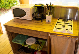 Petite cuisine du Funflower Standaard à Flower Camping Les Paludiers avec micro-ondes et plaque de cuisson.