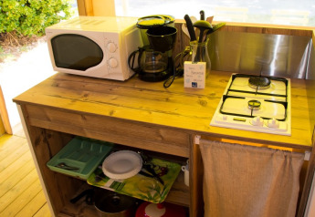 Kleine keuken in Funflower Standaard bij Flower Camping Les Paludiers met microgolfoven en gasvuur.