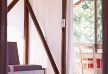 Vista interna di una tenda safari Cabane Lodge op palen Standard al Flower Camping Les Paludiers in Francia.
