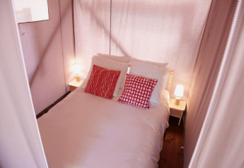 Chambre dans une tente safari Cabane Lodge op palen Standard au Flower Camping Les Paludiers, France.