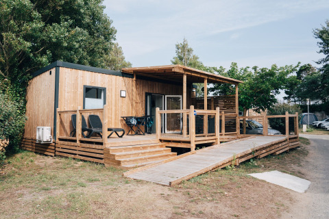 Homeflower Premium Hütte aus Holz mit Rampe für eingeschränkte Mobilität, Terrasse und Gartenmöbel.