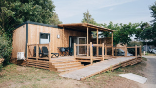 Homeflower Premium Hütte aus Holz mit Rampe für eingeschränkte Mobilität, Terrasse und Gartenmöbel.