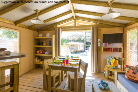 Vista interna di un lodge di legno a Sweetflower op palen Premium, Flower Camping Les Paludiers in Francia.