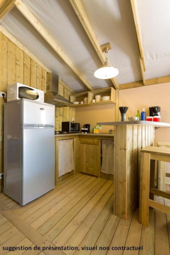 Cucina in legno con frigorifero, microonde e bancone al Sweetflower op palen Premium, in Francia.