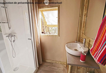 Badkamer in Sweetflower op palen Premium lodge op Flower Camping Les Paludiers met douche en wastafel.