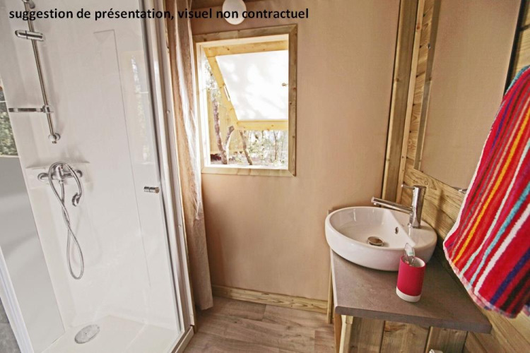Salle de bain d’un lodge Sweetflower op palen Premium au Flower Camping Les Paludiers, avec douche et lavabo.