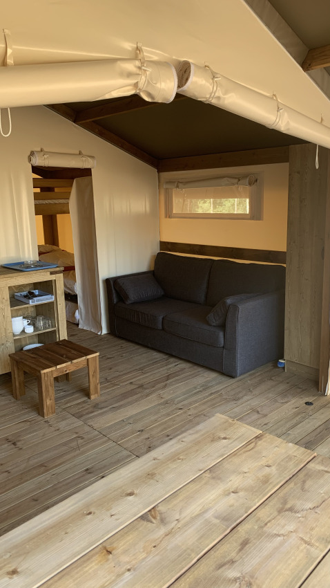 Indretning af en Freeflower Standaard safaritelts stue i Flower Camping Le Bel Air, Frankrig.