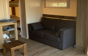 Sala de una tienda safari Freeflower Standaard en Flower Camping Le Bel Air, Francia.