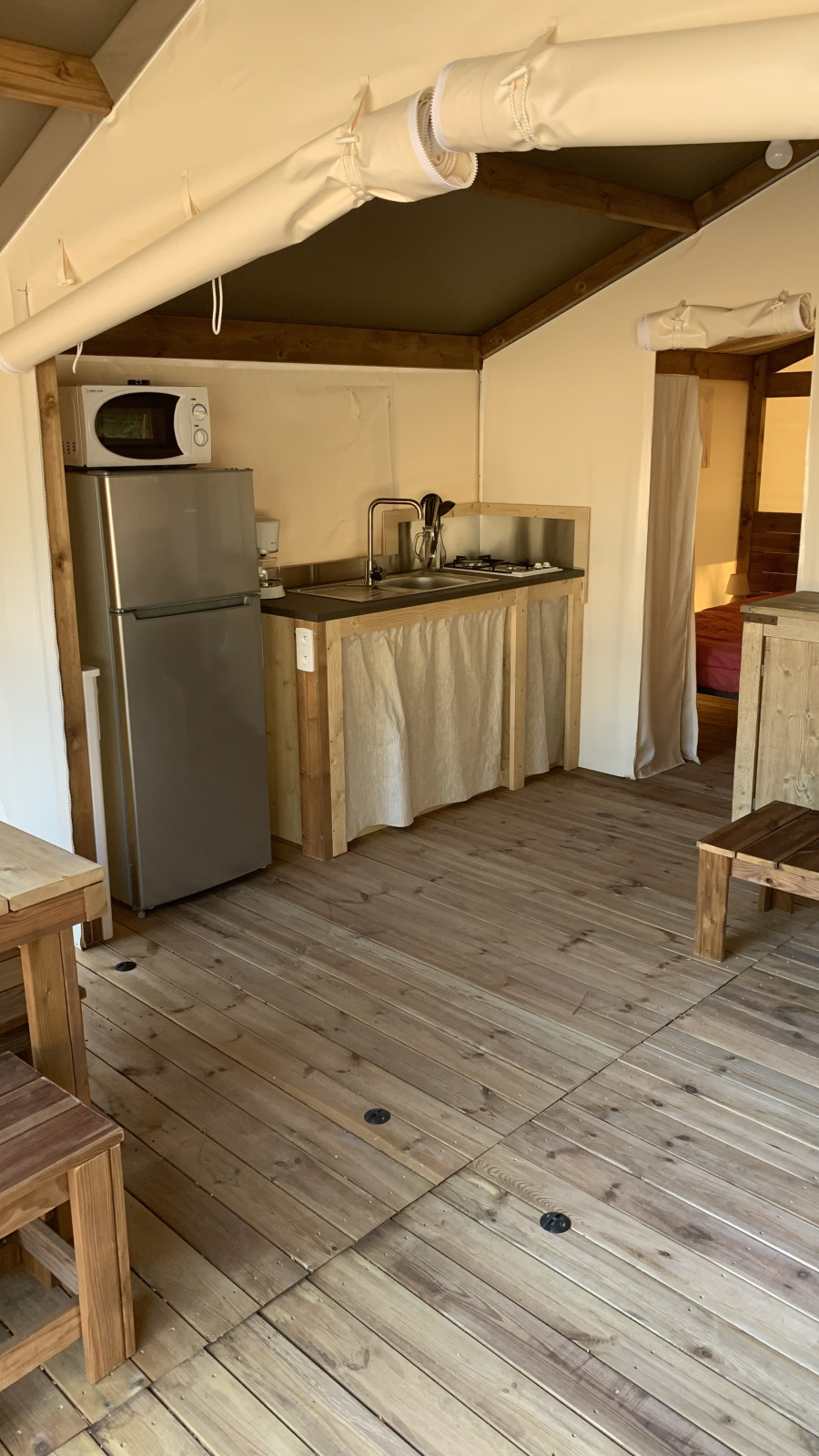 Interieur van een Freeflower Standaard safaritent op Flower Camping Le Bel Air in Frankrijk met keukenblok.