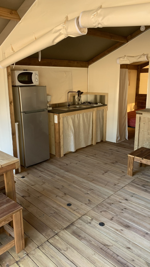 Binnenkant van de Freeflower Standaard safaritent bij Flower Camping Le Bel Air in Frankrijk, met keuken.