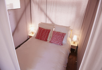 Zona notte in tenda safari, Hut lodge op heipalen Standaard presso Flower Camping Le Bel Air, Francia.
