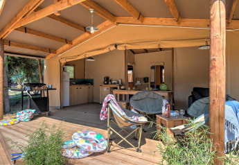 Safaritent Ecolodge Cotton Comfort bij Flower Camping Le Bel Air in Frankrijk met comfortabele veranda.