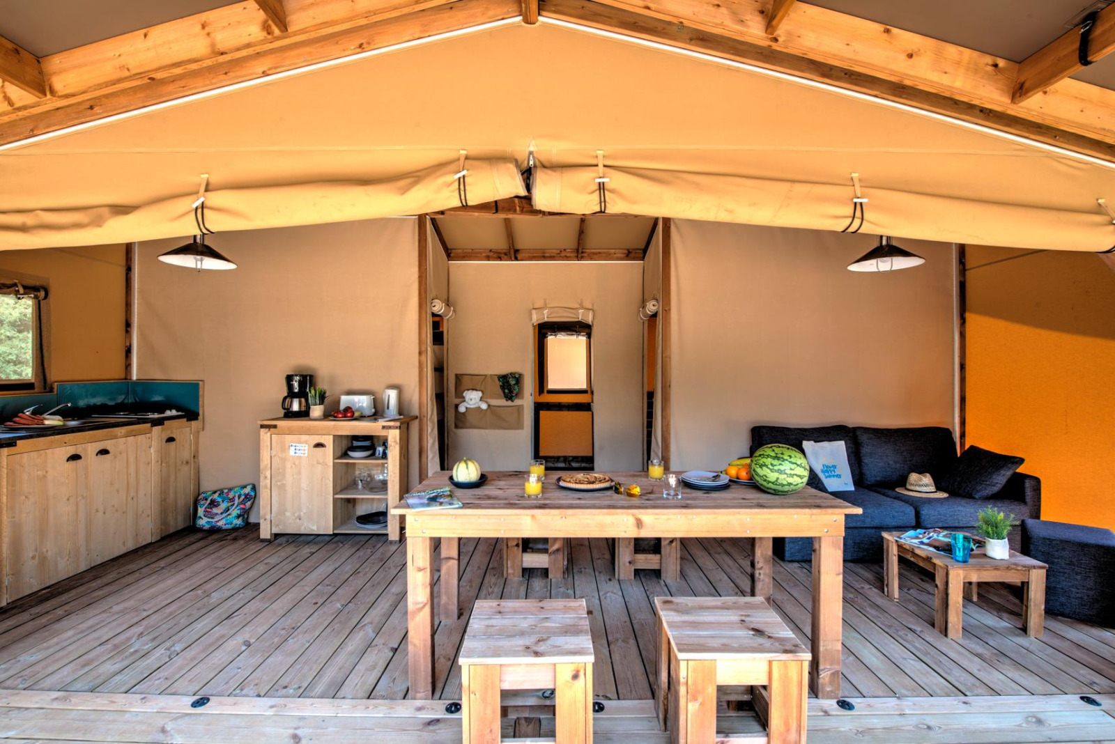 Interieur van Ecolodge Cotton Comfort safaritent op Flower Camping Le Bel Air in Frankrijk
