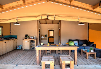 Indvendig udsigt over Ecolodge Cotton Comfort safari telt på Flower Camping Le Bel Air i Frankrig