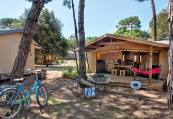 Tenda safari Blokhut Cotton Comfort presso Flower Camping Le Bel Air in Francia con bici e area relax esterna.