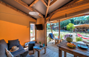 Innenansicht des Safari-Zeltes Blokhut Cotton Comfort bei Flower Camping Le Bel Air in Frankreich mit Terrasse.