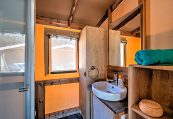 Badeværelse i safari telt Blokhut Cotton Comfort på Flower Camping Le Bel Air i Frankrig, med vask og håndklæde.