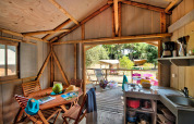Innenansicht der Hut Lodge hout Comfort bei Flower Camping Le Bel Air mit Terrasse und Waldblick.